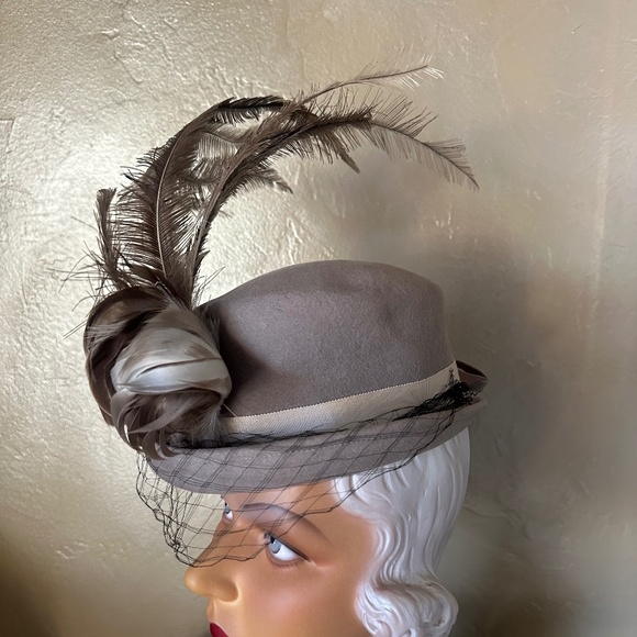 FABULOUS 1940\'s TAUPE TOP HAT STYLE HAT + BROWN/IVORY FEATHERS main image 7
